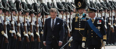 Kungen tillsammans med Finlands förre prsident framför grenadjärsvakten, bakom kungen syns Grenadjärskompanichefen. 